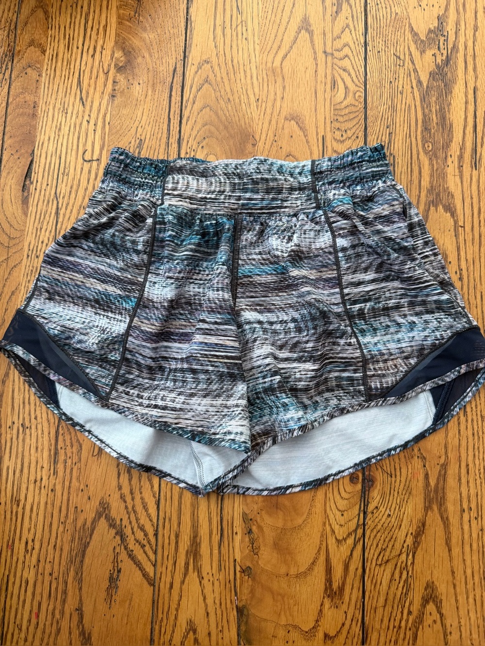Lululemon Hotty Hot 4” shorts size 4